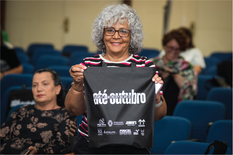 Participante com bolsa do evento